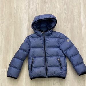 MONCLER KIDS PUFFER JACKET. SIZE 6. 💙